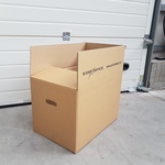 Költöztető doboz külsőméret:600x400x400mm, piskótafül kivágással, 1 szín nyomott