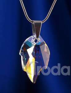 Nyaklánc, levél formájú Swarovski medállal, fehér színjátszós 32x20mm