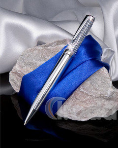 Golyóstoll 'MADE WITH SWAROVSKI ELEMENTS', ezüst színű, felső részén aquakék kristályokkal díszítve 12,5cm