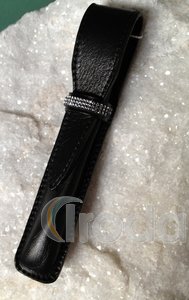 Tolltok bőr, fekete, 'MADE WITH SWAROVSKI ELEMENTS' 2 soros kristállyal díszítve 1 toll részére 15cm