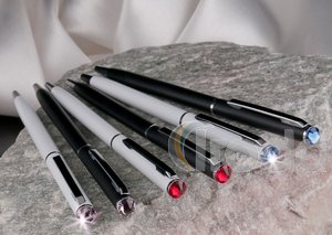 Golyóstoll 'MADE WITH SWAROVSKI ELEMENTS', fekete, SLIM, light siam piros kristállyal 13cm ÚJ!